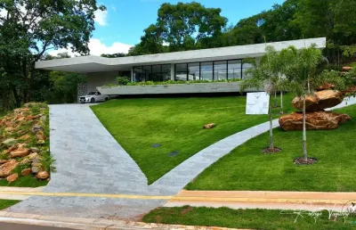 Casa de alto padrão no aldeia do vale com 4 suítes, piscina knife edge e arquitetura by peter bal