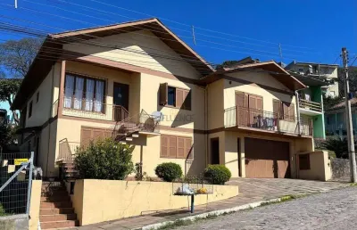 Fluence imóveis vende casa com 3 moradias já locadas em terreno de 541,80 m2 no bairro licorsul em bento gonçalves.
