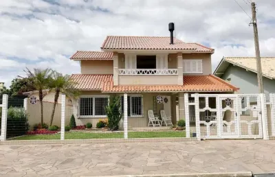 Maravilhosa casa com piscina/1 quadra do mar em tramandaí