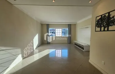 Casa com 3 quartos para alugar na Rua Comendador Marcos Grilo, 222, Nossa Senhora da Agonia, Itajubá