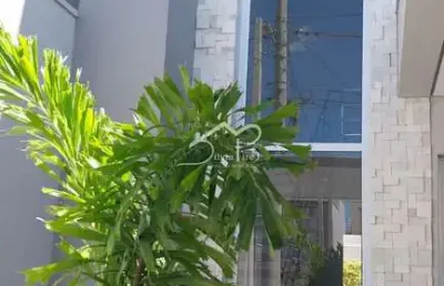 Sobrado semi novo com piscina e 1 dorm no terreo em condomínio em indaiatuba