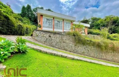 Casa com 3 dormitórios à venda, 284 m² por r$ 990.000,00 - albuquerque - teresópolis/rj