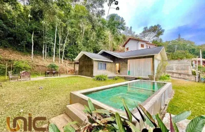 Casa com 3 dormitórios à venda, 200 m² por r$ 1.150.000,00 - albuquerque - teresópolis/rj