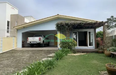 Casa de alvenaria térrea, financiável, com 3 quartos (1 suíte com closet)  a 260 metros da praia do