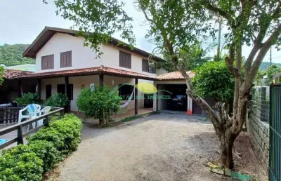 Casa de alvenaria de dois pavimentos, com escritura pública, em servidão sem saída e a 230 metros d