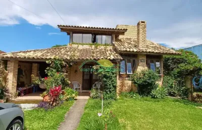 Casa de alvenaria, tijolos a vista, com 2 pavimentos e 218m², não financiável, no morro das pedras