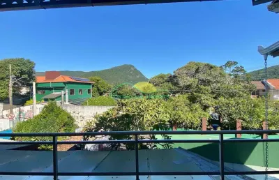 Casa ampla com 3 quartos a poucos metros da praia na armação – conforto e localização em florianópo