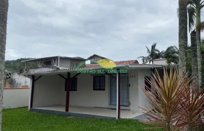 Locação anual: casa com piscina a poucos passos da praia no morro das pedras – florianópolis, sc