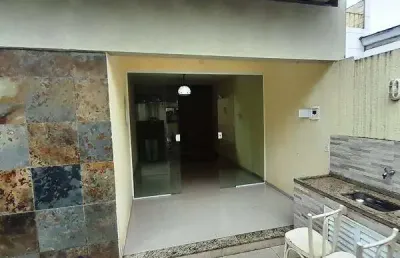 Ótima casa linear 4 qts (1suíte ) quintal e piscina no condominio alvorada