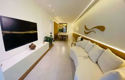 Apto 2 dorm c/ 1 suíte + home office, decorado e mobiliado, vaga demarcada, 101,54 m² de área útil. bairro: canto do forte.