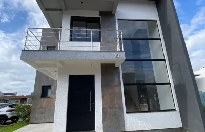 Casa em condomínio fechado com suíte, churrasqueira e lareira