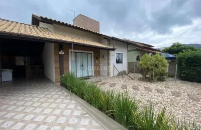 Casa térrea, mobiliada no bairro de zimbros, bombinhas/sc