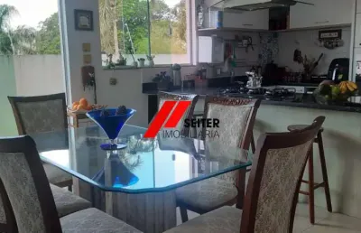 Casa a venda com 4 quartos sendo 4 suítes, 5 banheiros e 5 vagas de garagem, com area total de 279m²