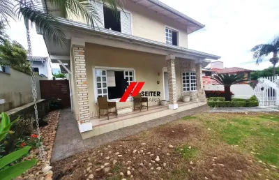 Casa mobiliada à venda em condomínio fechado no bairro monte verde em florianópolis com 4 quartos sendo 3 suítes