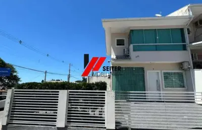Casa duplex com 2 dormitórios com móveis planejados à venda no bairro forquilhas em são josé