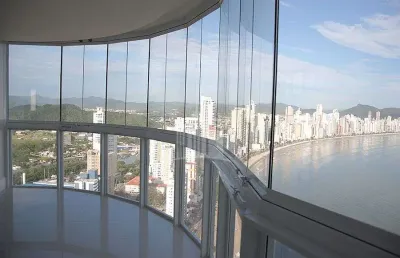 Cobertura duplex com piscina de frente para o mar no ibiza towers em balneário camboriú