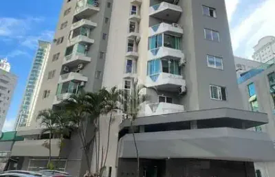 Apartamento próximo ao mar com 1 dormitório e 1 vaga na avenida brasil em balneário camboriú