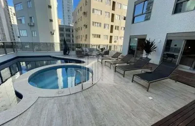 More em um apartamento diferenciado com piscina na quadra do mar