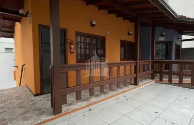 Excelente sobrado a 150 metros da av. brasil no centro de balneário camboriú