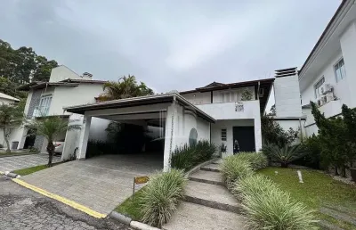 Casa alto padrão em condomínio fechado próximo a praia brava