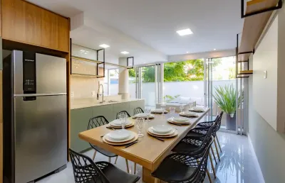 Apartamento com lindo terraço semi-mobiliado em ótima localização.