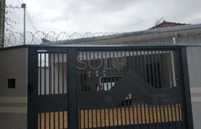 Casa em uma excelente localizacao no botanico com 3 dormitorios sendo 1 suite, 3 banheiros, 2 lavanderias, com 1 edicula nos fundos.