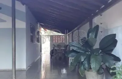 Casa espacosa com barracao coberto com churrasqueira e localizacao previlegiada