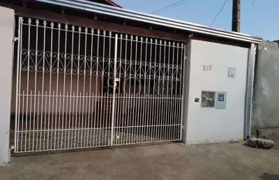 Casa com edicula ,separado agua e luz rua tranquila.
