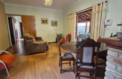 Casa ampla com 3 quartos, suite e localizacao privilegiada: ideal para residencia ou comercio