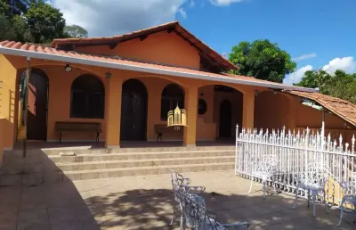 Oportunidade única! casa à venda no centro de esmeraldas-mg: 4 quartos, 1 suíte, 2 salas, 3 banheiros, 2 vagas de garagem, 250m². venha visitar!