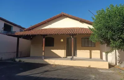 Oportunidade! casa à venda no centro de esmeraldas(mg): 4 quartos, 1 suíte, 2 salas, 1 banheiro, 1 vaga de garagem, 150m². agende sua visita!