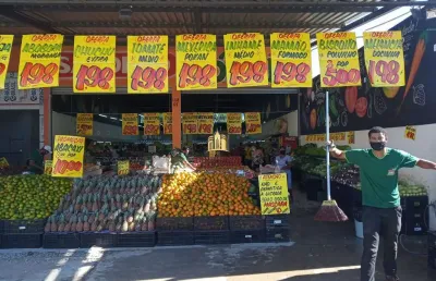 Loja comercial à venda em santa cecília, esmeraldas-mg: 2 salas, 1 banheiro, 4 vagas de garagem, 200m² de área.