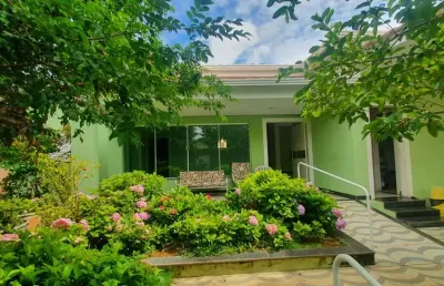 Espetacular casa de 5 quartos com 2 suítes no centro de esmeraldas-mg: 200m², 2 salas, 3 banheiros e 2 vagas de garagem!