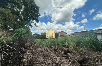 Terreno à venda no centro de esmeraldas-mg com 750m² de área!