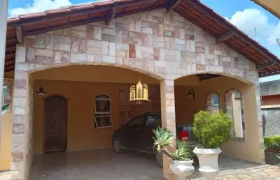 Casa especial no centro de esmeraldas-mg: 3 quartos, suíte, 2 salas, 4 vagas de garagem - aproveite essa oportunidade!