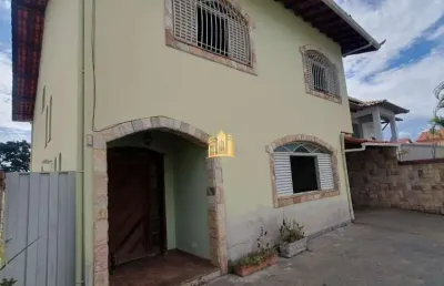 Casa espaçosa e bem localizada no centro de esmeraldas: 7 quartos, 3 suítes, 3 salas, 5 banheiros, 5 vagas - 430m² - r$850 mil