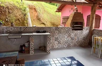 Linda chácara vista panorâmica e cachoeira exuberante