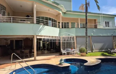 Sobrado com 4 suítes, 6 vagas e espaço gourmet com piscina!
