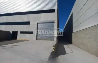 Galpão comercial para locação com 900m² e 2 escritórios