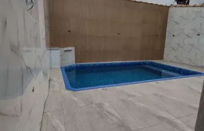 Casa isolada na praia grande,com piscina 2 quartos sendo 1 suite 3 garagem