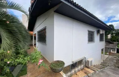Casa com 3 quartos para alugar na Rua Carlos de Carvalho, Centro, Cascavel