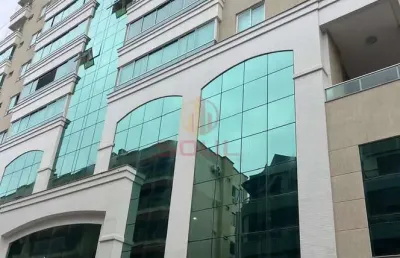 Apartamento com 3 suítes no golden tower meia praia/sc