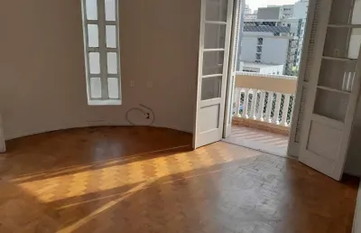 Gonzaga- apartamento 2 dormitorios-dep-s/gar-elevador-1 quadra praia-ref 2350