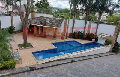 Cond. fechado de 210m² com 4 quartos em horto florestal