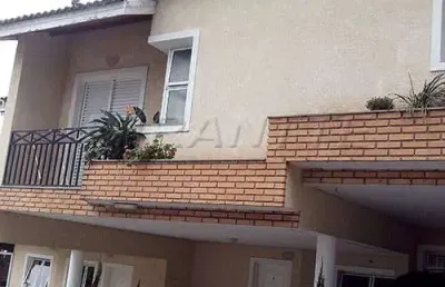 Cond. fechado de 208m² com 4 quartos em horto florestal