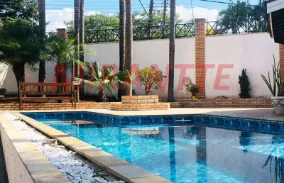 Cond. fechado de 240m² com 3 quartos em horto florestal