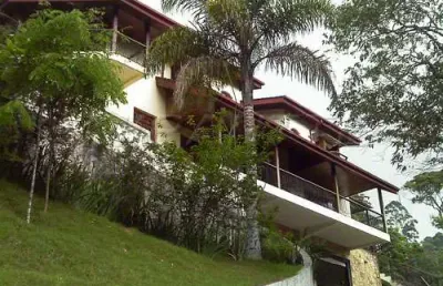 Sobrado de 557m² com 4 quartos em serra da cantareira