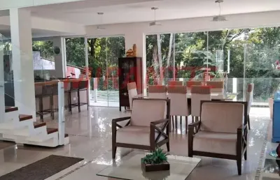 Cond. fechado de 270m² com 3 quartos em serra da cantareira