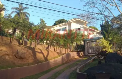 Cond. fechado de 350m² com 3 quartos em suiça da cantareira