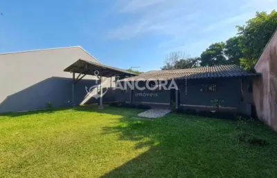 Casa com amplo espaço de terreno em frente, no centro de itapema do norte, próximo ao asfalto em itapoá/sc